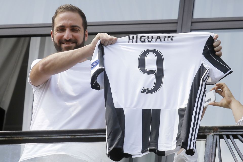 Juventus' forward Gonzalo Higuain from Argentina holds his jersey at the Juventus' headquarter in Turin on July 27, 2016. / AFP PHOTO / MARCO BERTORELLOMARCO BERTORELLO/AFP/Getty Images