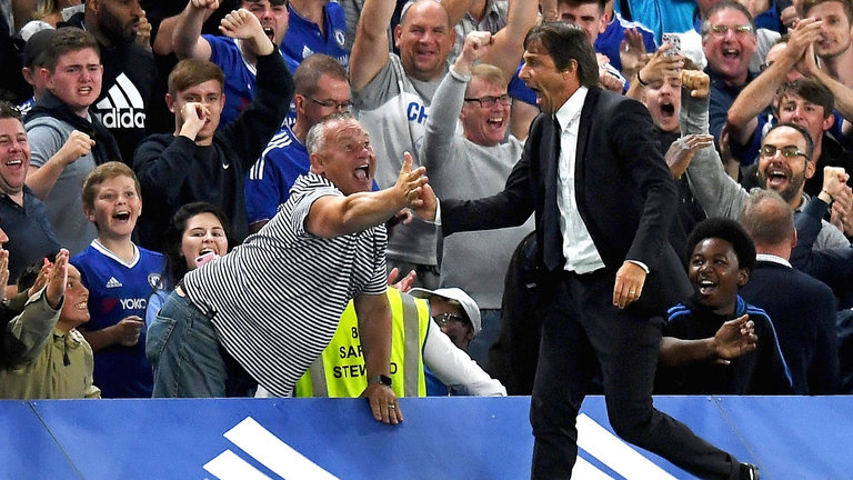 premier-league-football-antonio-conte-celebrating-mnf-chelsea_3765683